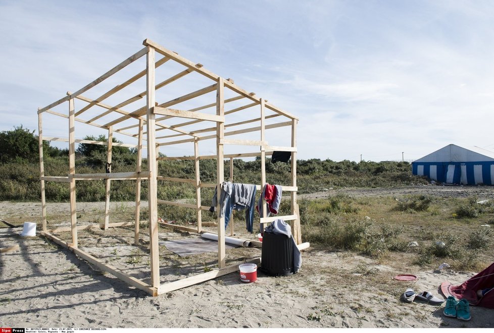 Uprchlíci z francouzského Calais žijí v táboře New Jungle (Nová džungle)