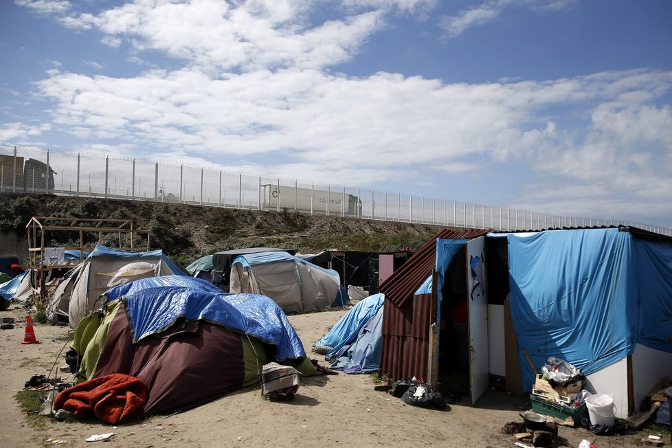 Uprchlíci z francouzského Calais žijí v táboře New Jungle (Nová džungle)