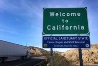 „Vítejte, kriminálníci a ilegálové!“ Na hranicích Kalifornie jsou nové cedule