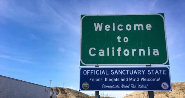 „Vítejte, kriminálníci a ilegálové!“ Na hranicích Kalifornie jsou nové cedule