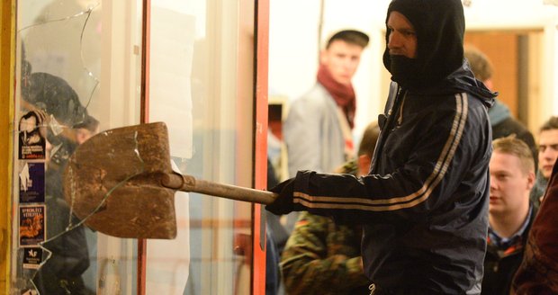 V Praze zaútočili zápalnými lahvemi na centrum, které pomáhá běžencům. Sobotka napadení odsoudil