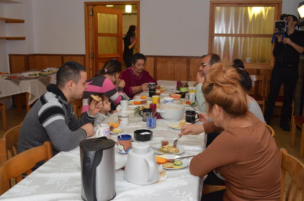 Křesťanští uprchlíci při sví první snídani v rekreačním středisku Okrouhlík u Jihlavy