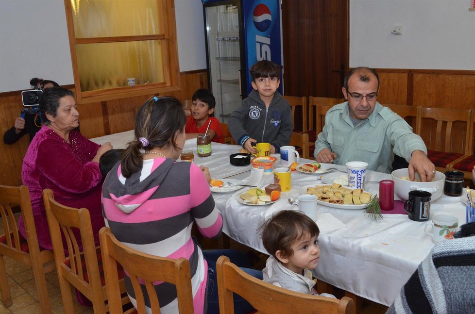 Křesťanští uprchlíci při sví první snídani v rekreačním středisku Okrouhlík u Jihlavy