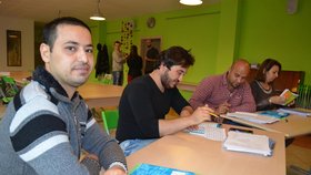Marwan (vlevo) je pilným studentem češtiny. Rád by si otevřel v Českém Těšíně restauraci.