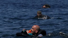 Další boj o život kvůli nebezpečné cestě přes Středozemní moře. Takhle to vypadalo na pobřeží ostrova Lesbos.