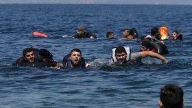 Další boj o život kvůli nebezpečné cestě přes Středozemní moře. Takhle to vypadalo na pobřeží ostrova Lesbos.