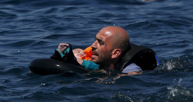 Boj o život u pobřeží řeckého Lesbu: Běženecké rodiny přišly na moři o člun
