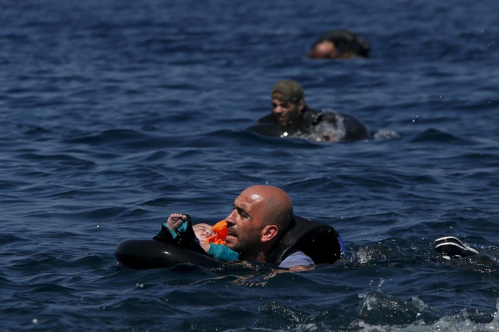 Další boj o život kvůli nebezpečné cestě přes Středozemní moře. Takhle to vypadalo na pobřeží ostrova Lesbos.