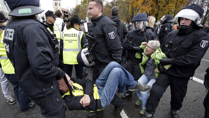 Proud tisíců uprchlíků opět zamířil z řeckých ostrovů na kontinent poté, co v pátek skončila několikadenní stávka místních lodních přepravců.