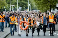 Evropa vyšla do ulic kvůli uprchlíkům: Zněly hlasy pro i proti běžencům