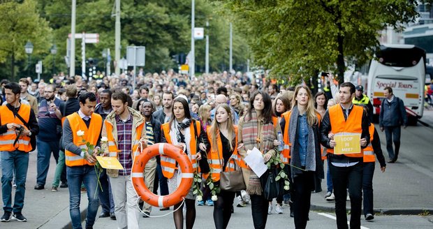 Evropa vyšla do ulic kvůli uprchlíkům: Zněly hlasy pro i proti běžencům