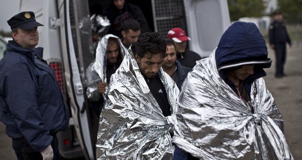U českých hranic našli 14 uprchlíků. Někteří policii utekli