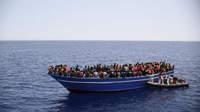 Lampedusa, Itálie; 232 mužů, 45 žen a 23 dětí