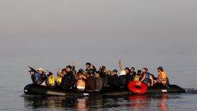 Převaděči často vezou uprchlíky na lodích a člunech, ohrožují tím jejich životy