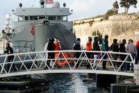 „Napětí na palubě stoupá,“ řekl lékař. Migranti čekají na vylodění