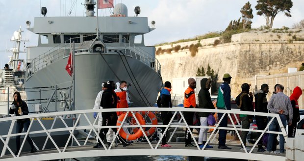 „Napětí na palubě stoupá,“ řekl lékař. Migranti čekají na vylodění 