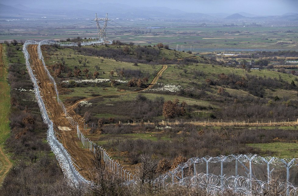Železná 2,4 metru vysoká opona vyrostla na makedonsko-řecké hranici. Podobnou plánují Maďaři na hranici s Rumunskem.