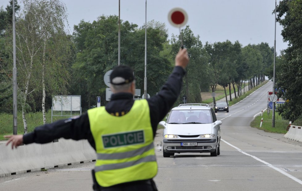 Cizinecká policie 14. září nasadila u hranic s Rakouskem na třech železničních a 11 silničních místech zatím 200 policistů. Čeká víc migrantů kvůli kontrolám na německo-rakouské hranici. Na snímku kontrola na hraničním přechodu Poštorná.