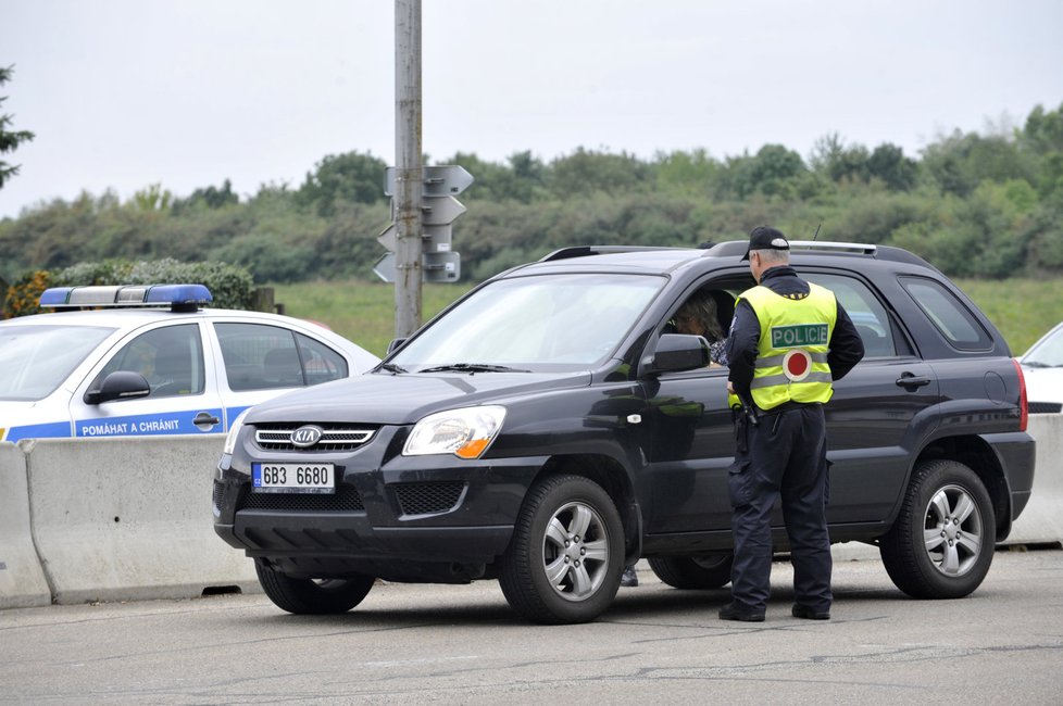 Cizinecká policie 14. září nasadila u hranic s Rakouskem na třech železničních a 11 silničních místech zatím 200 policistů. Čeká víc migrantů kvůli kontrolám na německo-rakouské hranici. Na snímku kontrola na hraničním přechodu Poštorná.