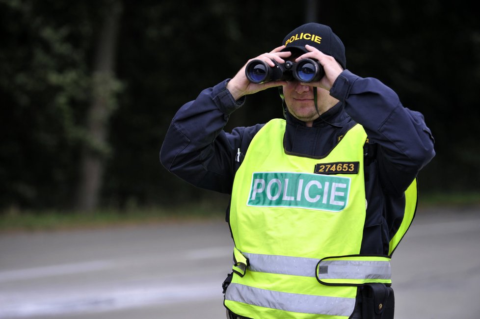 Cizinecká policie 14. září nasadila u hranic s Rakouskem na třech železničních a 11 silničních místech zatím 200 policistů. Čeká víc migrantů kvůli kontrolám na německo-rakouské hranici. Na snímku kontrola na hraničním přechodu Poštorná.