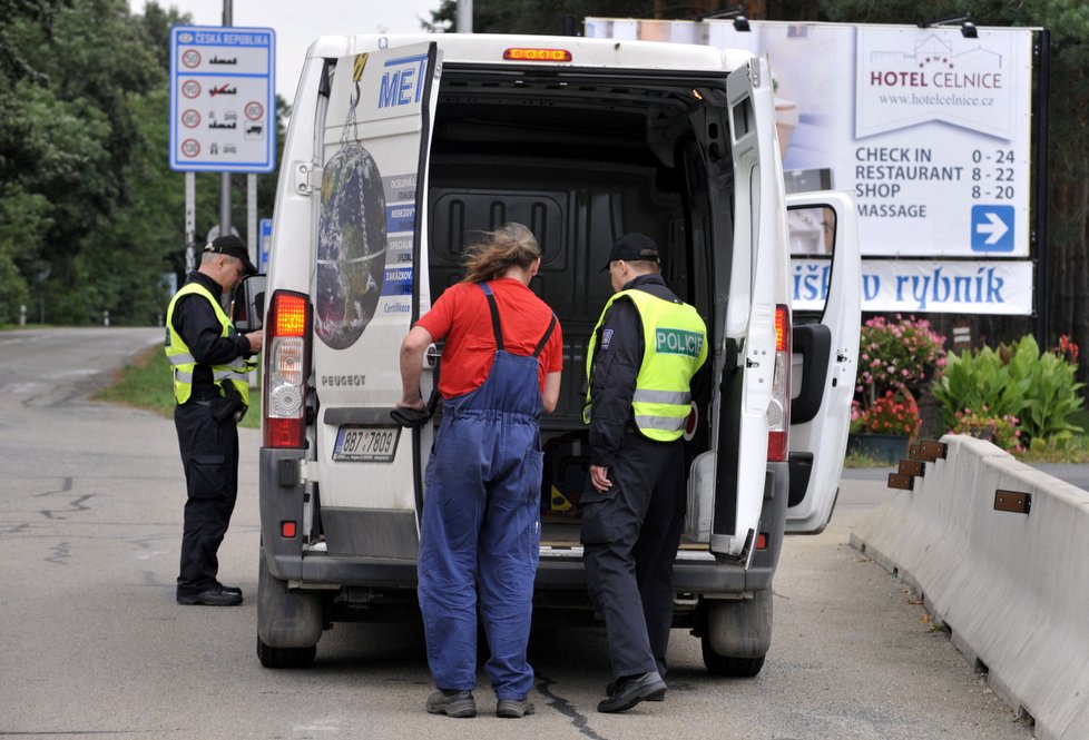 Cizinecká policie 14. září nasadila u hranic s Rakouskem na třech železničních a 11 silničních místech zatím 200 policistů. Čeká víc migrantů kvůli kontrolám na německo-rakouské hranici. Na snímku kontrola na hraničním přechodu Poštorná.