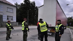 Desítky policistů a vojáků kontrolovaly hraniční přechody do Rakouska v Jihočeském kraji.