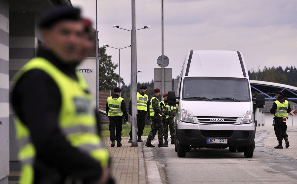 Desítky policistů a vojáků kontrolovaly hraniční přechody do Rakouska v Jihočeském kraji. Cvičení mělo prověřit ochranu hranic při případném zesílení migrační vlny.