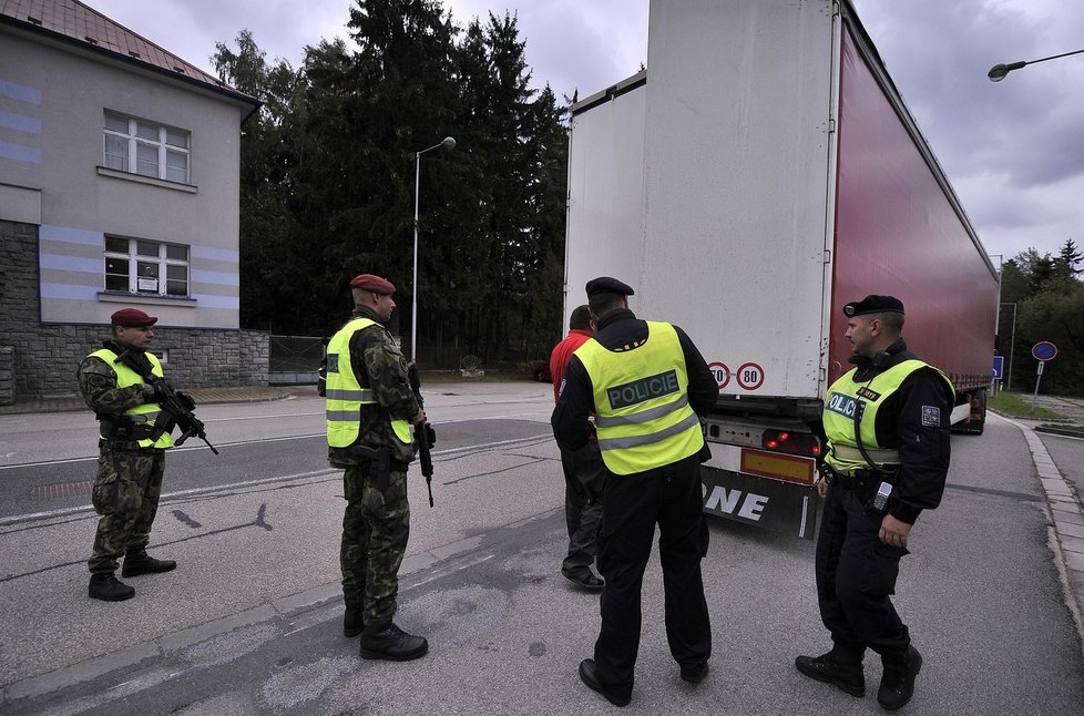 Desítky policistů a vojáků kontrolovaly hraniční přechody do Rakouska v Jihočeském kraji. Cvičení mělo prověřit ochranu hranic při případném zesílení migrační vlny.