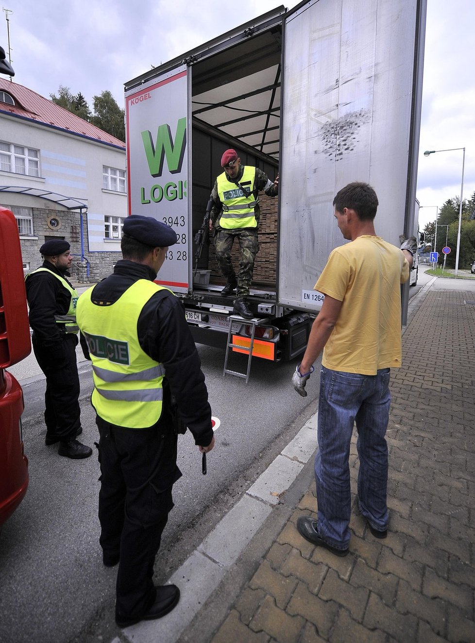 Desítky policistů a vojáků kontrolovaly hraniční přechody do Rakouska v Jihočeském kraji. Cvičení mělo prověřit ochranu hranic při případném zesílení migrační vlny.