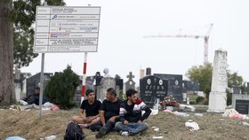 Uprchlíci v chorvatsko-srbském pohraničí obsadili část hřbitova.