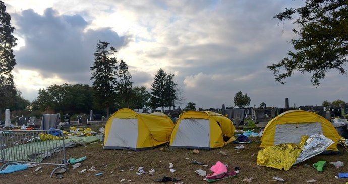 Uprchlíci v chorvatsko-srbském pohraničí obsadili část hřbitova.