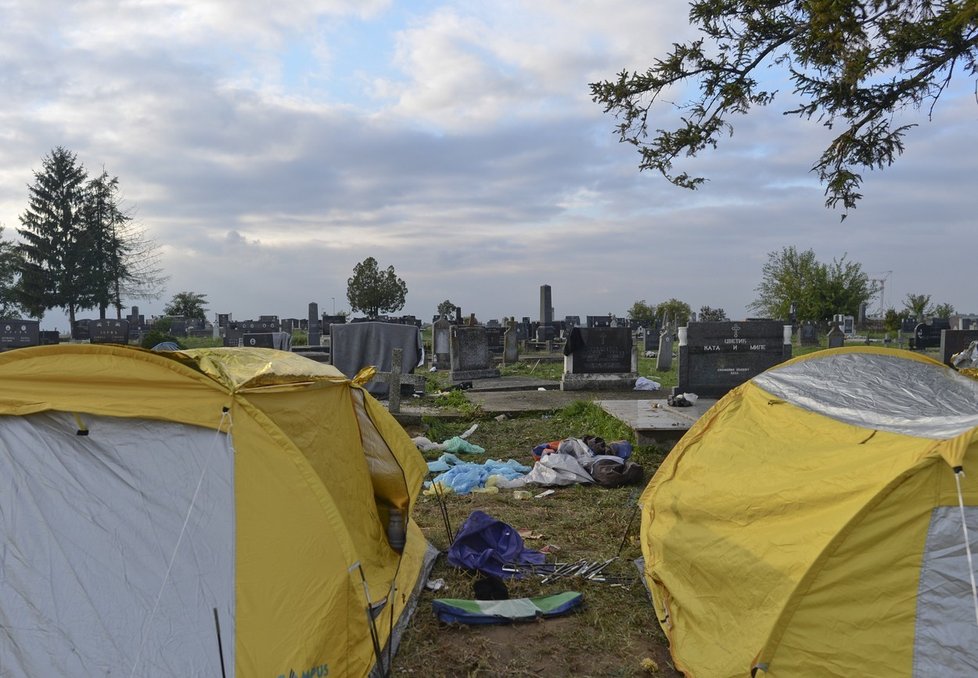 Uprchlíci v chorvatsko-srbském pohraničí obsadili část hřbitova