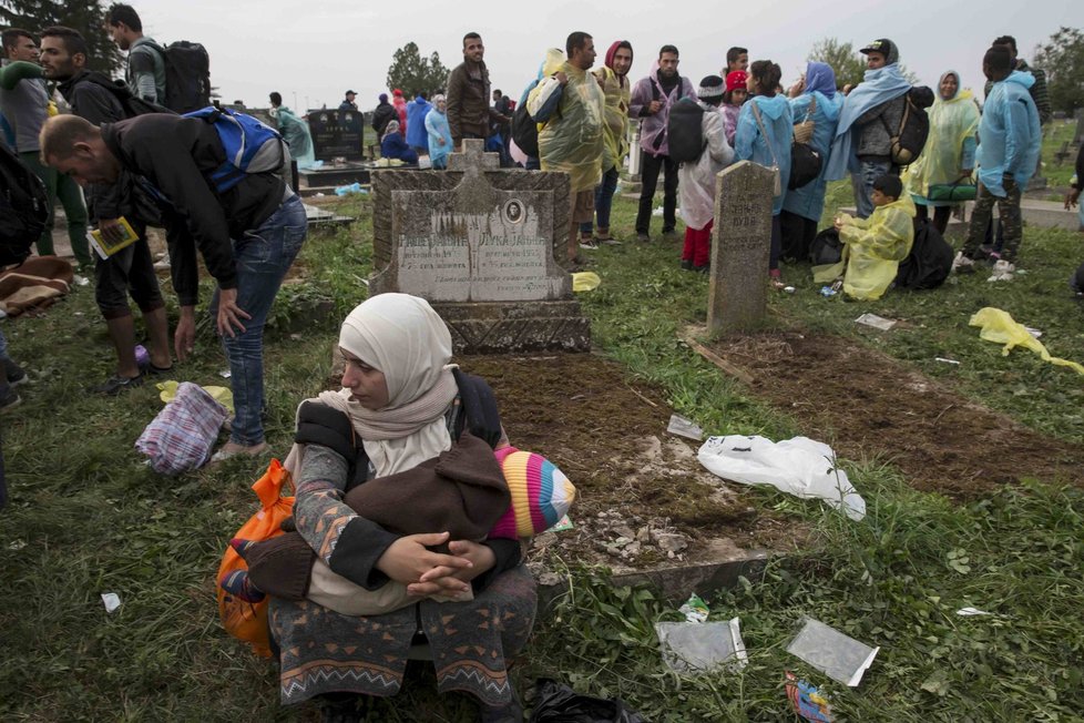 Uprchlíci v chorvatsko-srbském pohraničí obsadili část hřbitova