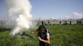 Migranti se chtěli dostat přes hranice za každou cenu. Policie je zastavila slzným plynem