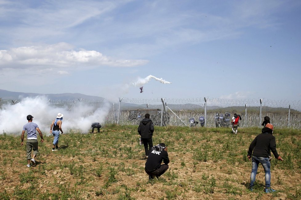 Migranti se chtěli dostat přes hranice za každou cenu. Policie je zastavila slzným plynem.