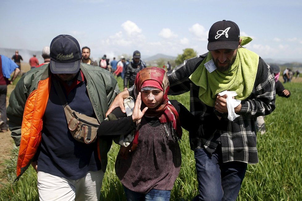 Migranti se chtěli dostat přes hranice za každou cenu. Policie je zastavila slzným plynem