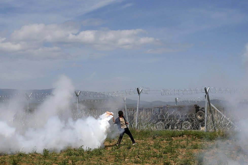 Migranti se chtěli dostat přes hranice za každou cenu. Policie je zastavila slzným plynem.