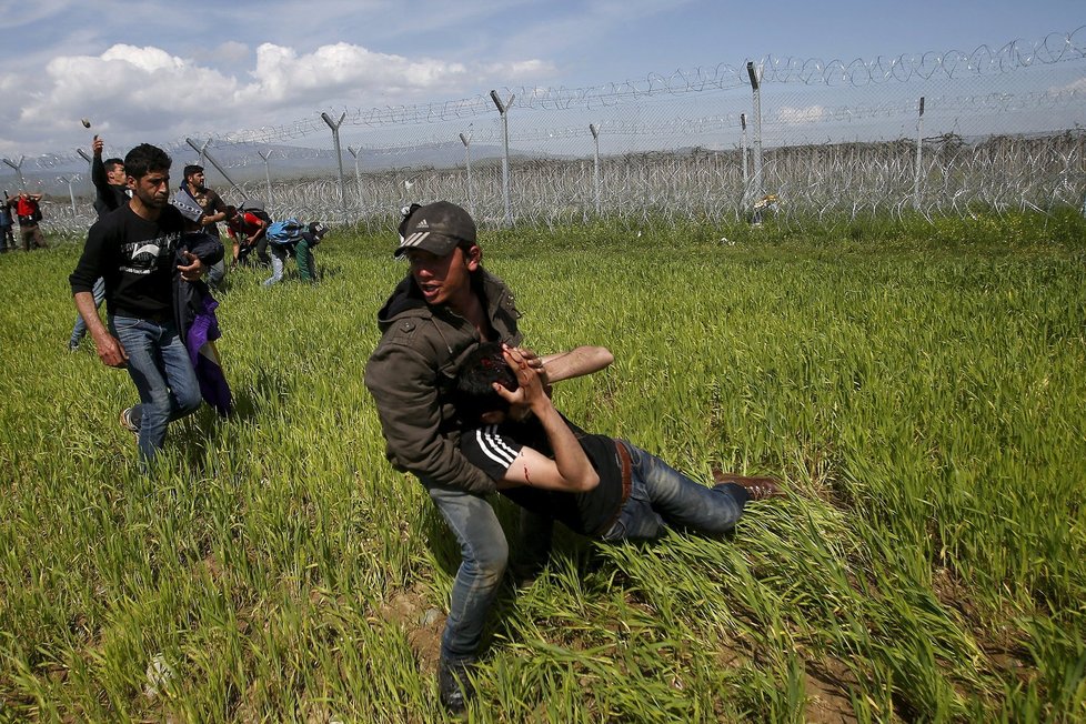 Migranti se chtěli dostat přes hranice za každou cenu. Policie je zastavila slzným plynem