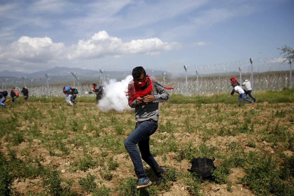 Migranti se chtěli dostat přes hranice za každou cenu. Policie je zastavila slzným plynem.