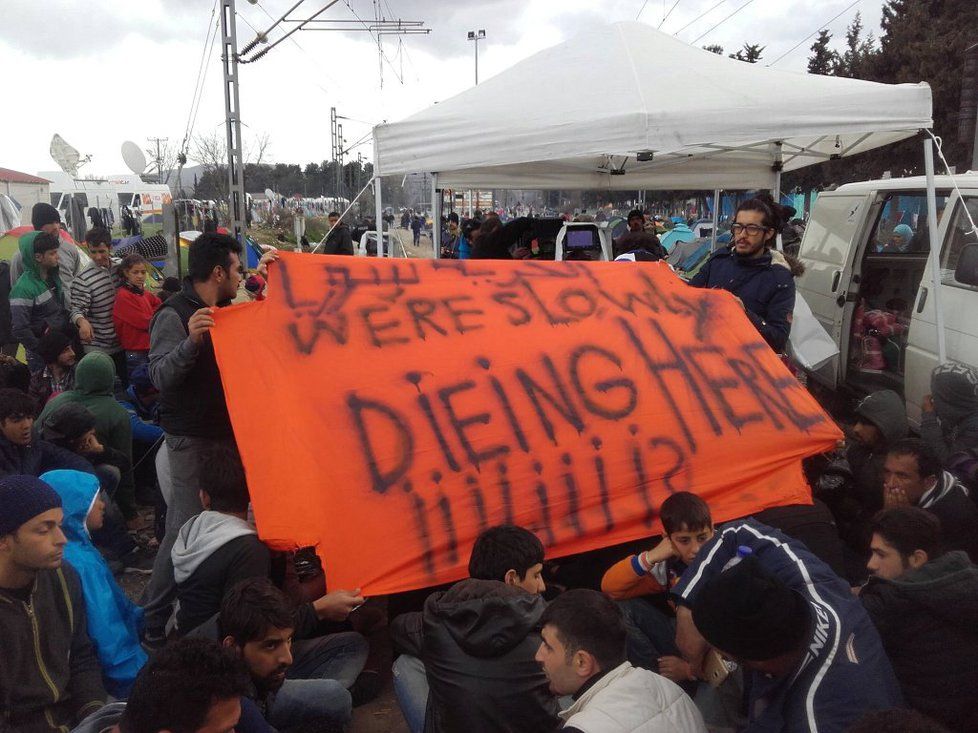 Uprchlíci v táboře Idomeni u řecko-makedonských hranic si posedali na koleje a jednají, co dál