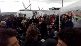 Uprchlíci v táboře Idomeni u řecko-makedonských hranic si posedali na koleje a jednají, co dál