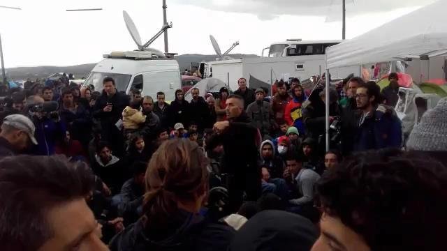 Uprchlíci v táboře Idomeni u řecko-makedonských hranic si posedali na koleje a jednají, co dál.