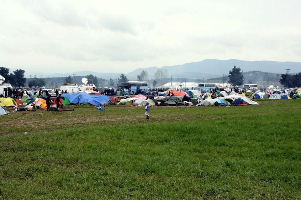 Uprchlíci v Řecku zůstávají prý hlavně proto, že už se nemají kam vrátit. V Idomeni je podle českých dobrovolníků stále až 12 tisíc lidí.