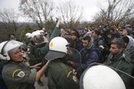 V pondělí se stovky uprchlíků pokusily nelegálně vkročit na makedonské území. Řecko obviňuje mezinárodní dobrovolníky, že je v tomto jednání podporují.