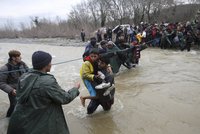 Uprchlíky jsme k brodění do Makedonie nenavedli, tvrdí čeští dobrovolníci