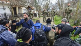 V pondělí se stovky uprchlíků pokusily nelegálně vkročit na makedonské území. Řecko obviňuje mezinárodní dobrovolníky, že je v tomto jednání podporují.