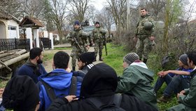 V pondělí se stovky uprchlíků pokusily nelegálně vkročit na makedonské území. Řecko obviňuje mezinárodní dobrovolníky, že je v tomto jednání podporují.