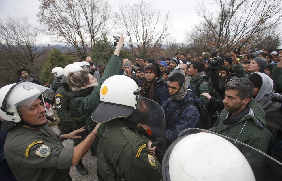 V pondělí se stovky uprchlíků pokusily nelegálně vkročit na makedonské území. Řecko obviňuje mezinárodní dobrovolníky, že je v tomto jednání podporují.