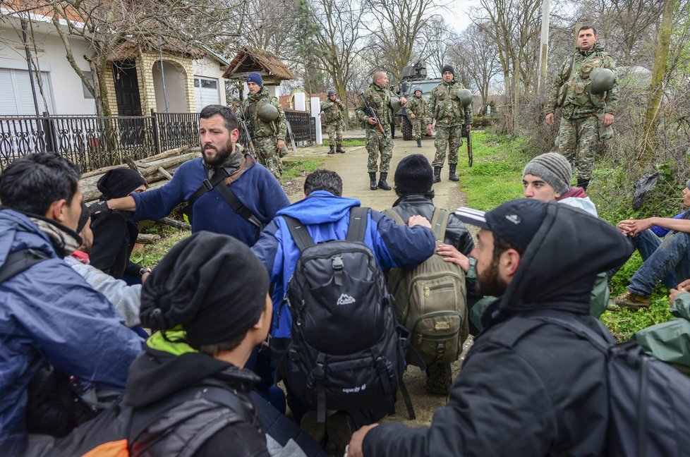 V pondělí se stovky uprchlíků pokusily nelegálně vkročit na makedonské území. Řecko obviňuje mezinárodní dobrovolníky, že je v tomto jednání podporují.