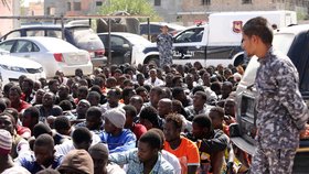 Afričtí uprchlíci zadržení v Libyi: Je mezi nimi i mnoho Senegalců.